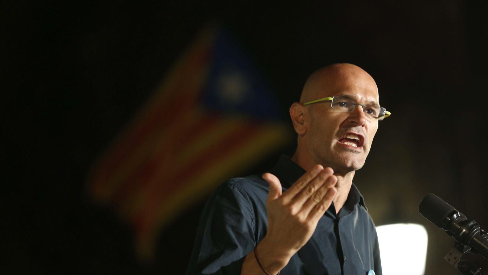 Foto: El candidato de Junts pel Sí Raül Romeva, durante su intervención en el mitin en Sabadell. (Efe)