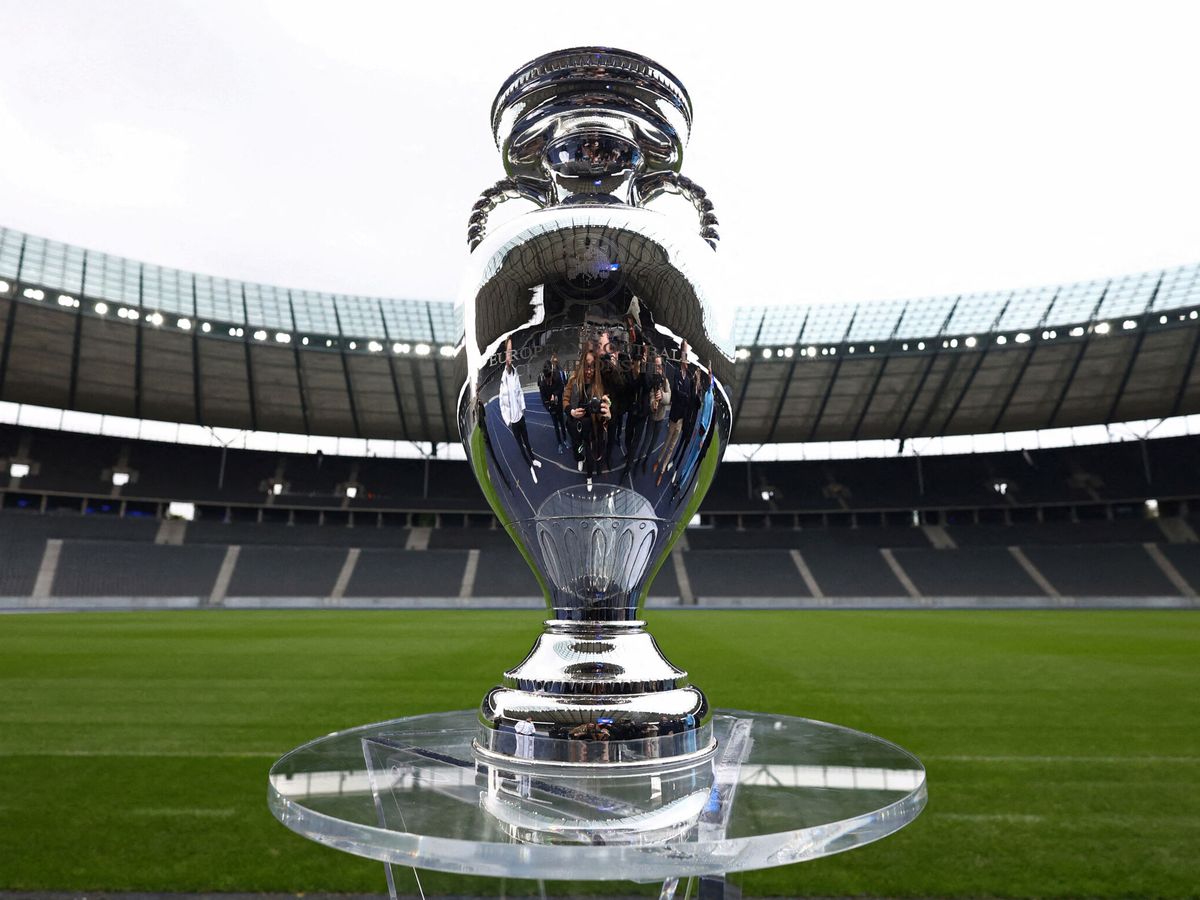 Foto: El trofeo de la Eurocopa. (Reuters/Liesa Johannssen)