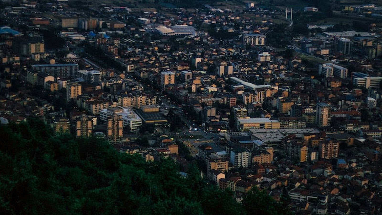 Tetovo, en Macedonia del Norte, estuvo sitiada durante el conflicto de 2001. Mientras las fuerzas de seguridad estaban dentro de la ciudad, los insurgentes de etnia albanesa mantenían posiciones en las colinas cercanas. (Elion Jashari, Unsplash)
