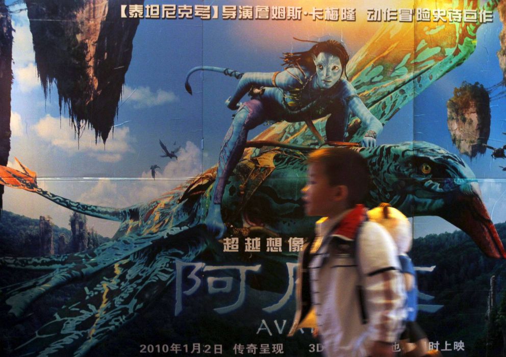 Foto: Un niño pasea en el exterior de un cine de Pekín (EFE)