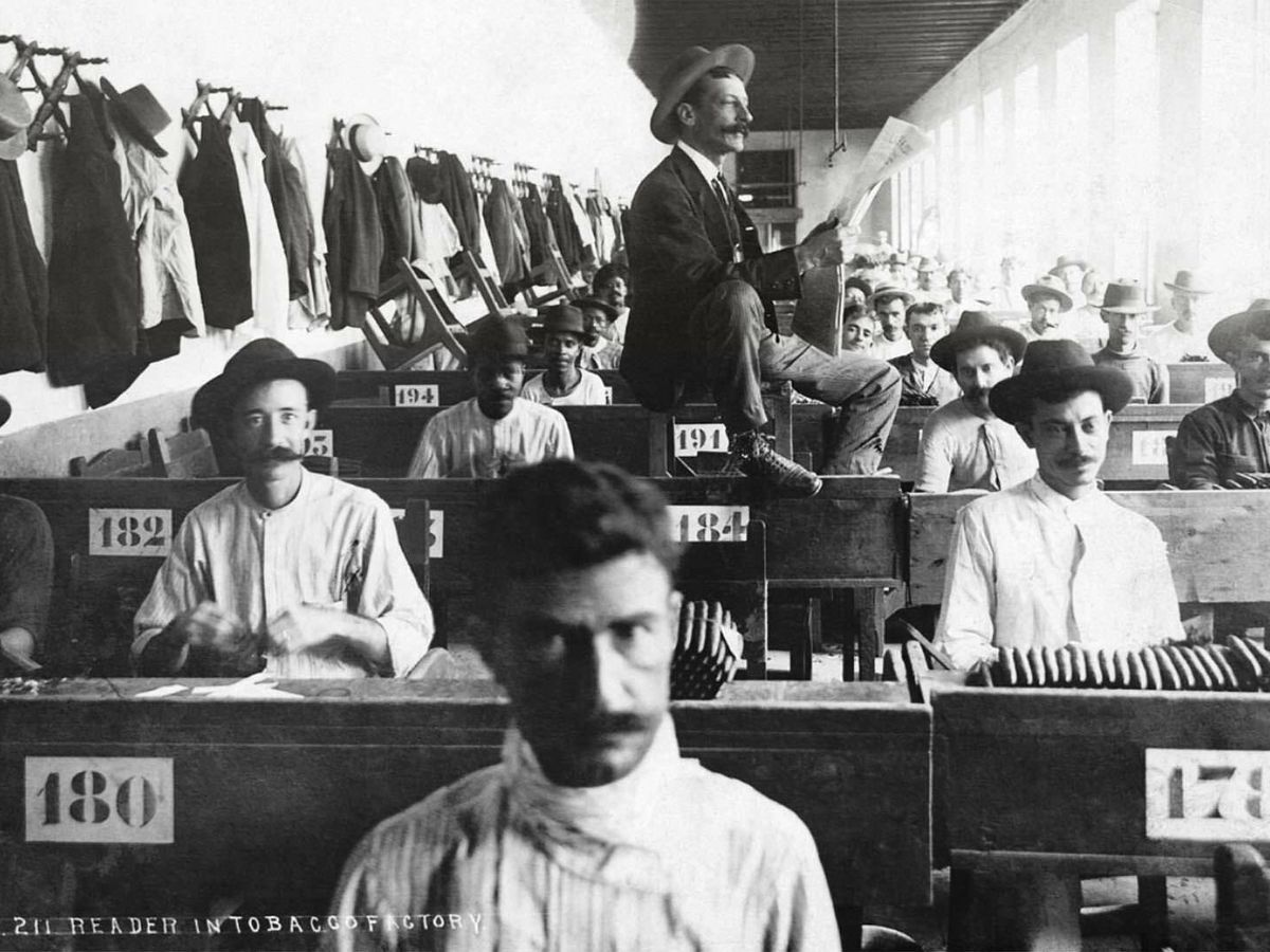 Foto: Un lector de una fábrica cubana de tabaco en el 1870. (Hulton-Deutsch)
