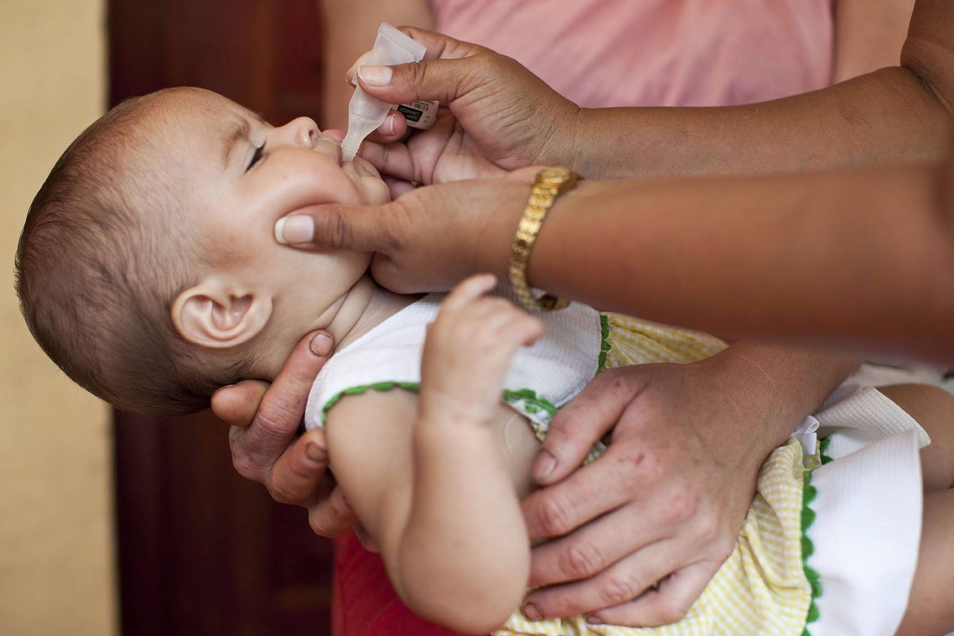 Un bebé recibe la vacuna contra el Rotavirus (Foto: EFE)