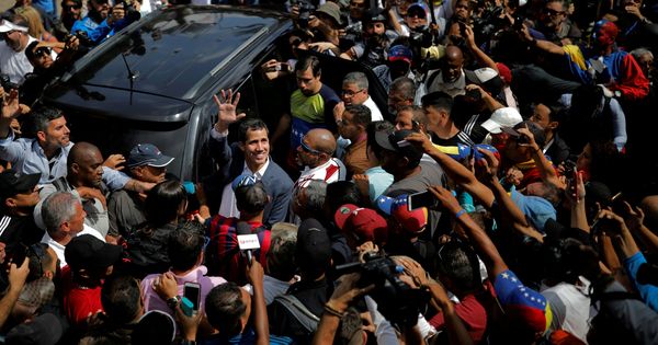 Foto: Juan Guaidó saluda a simpatizantes durante una marcha contra el chavismo en Caracas. (Reuters)