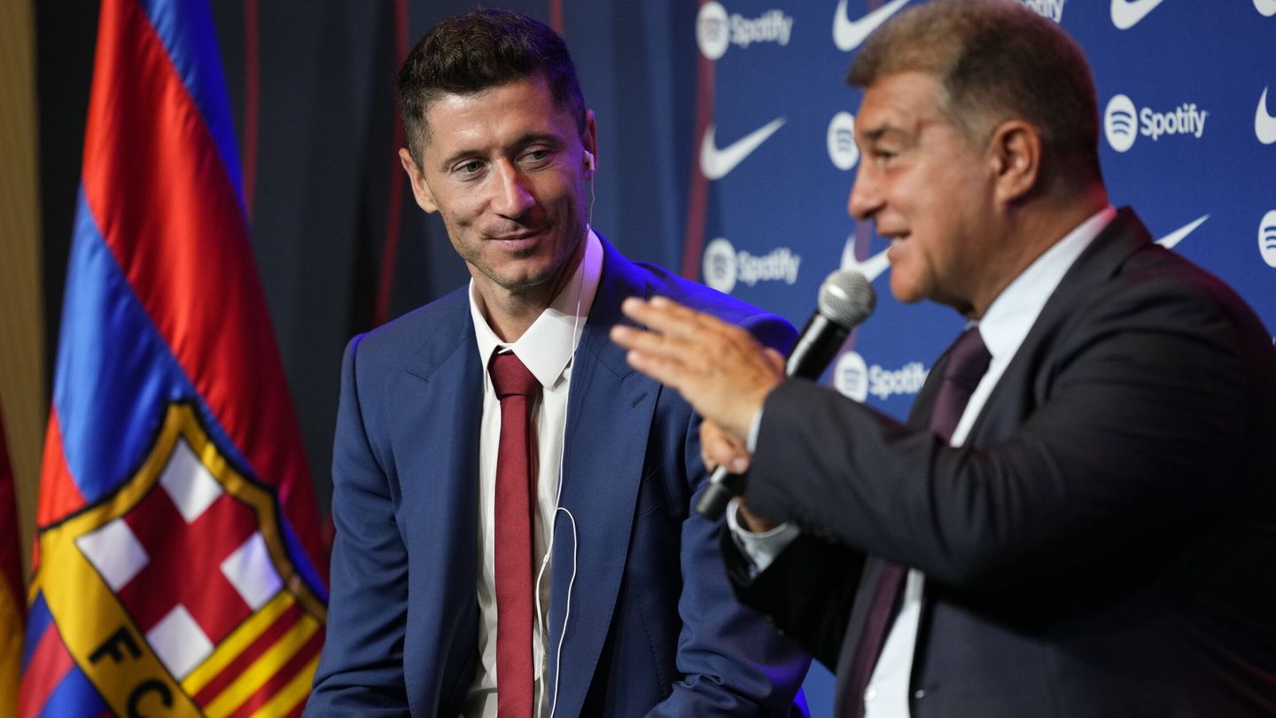 El jugador polaco Robert Lewandowski, acompañado por el presidente del FC Barcelona, Joan Laporta. (EFE/Alejandro García) 