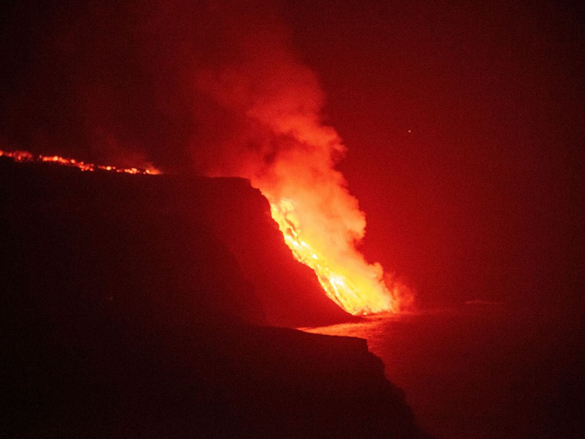 Foto: La lava llega al mar. (EFE) 