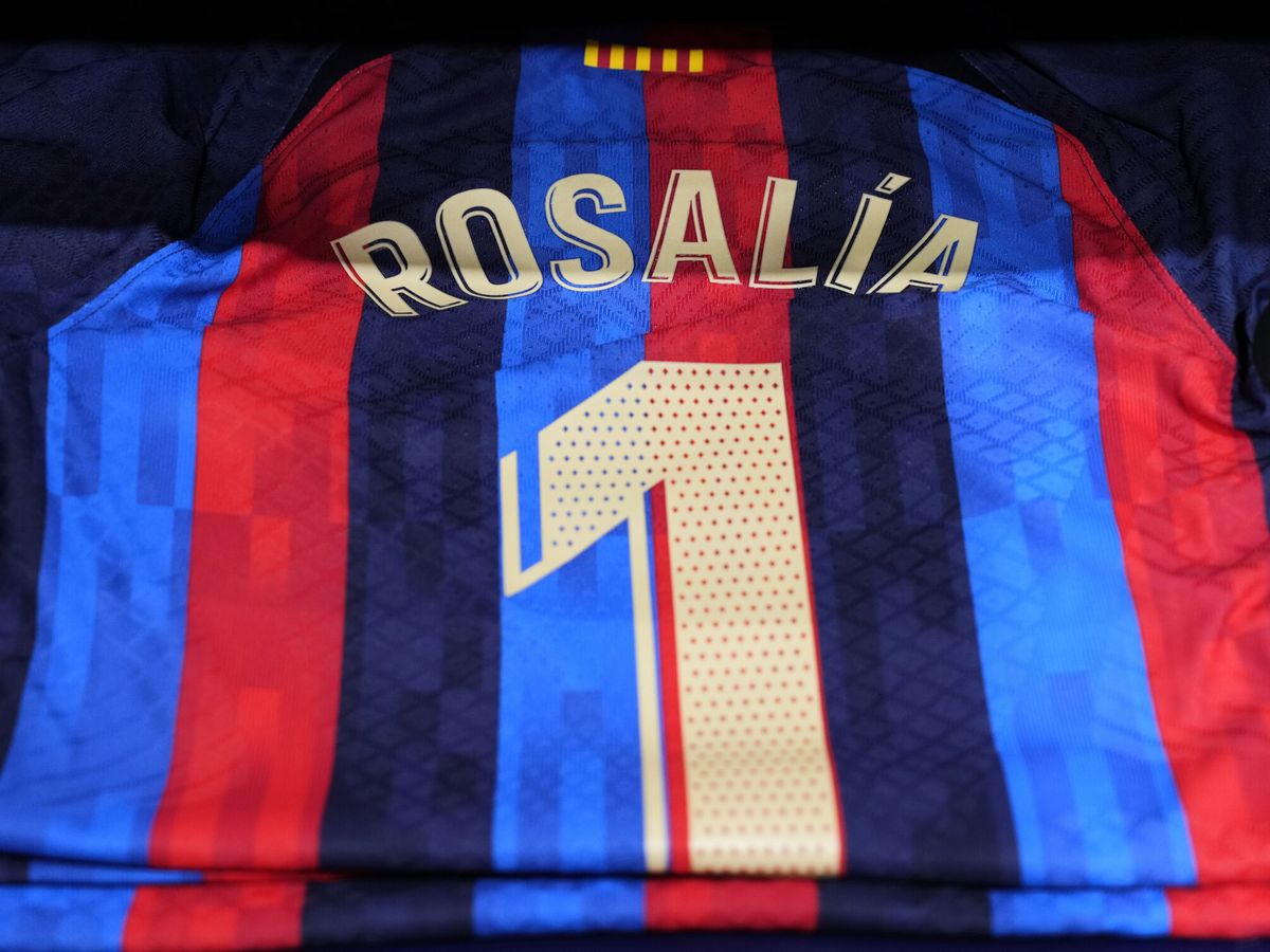 Foto: El Barça lucirá el 'Motomami' de Rosalía en la camiseta durante el Clásico (EFE Alejandro García)