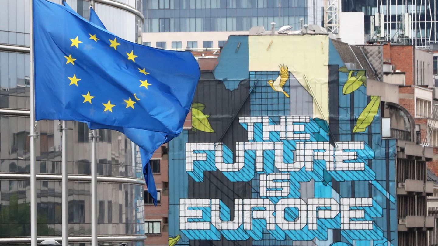Banderas europeas en el corazón del barrio europeo de Bruselas. (Reuters)