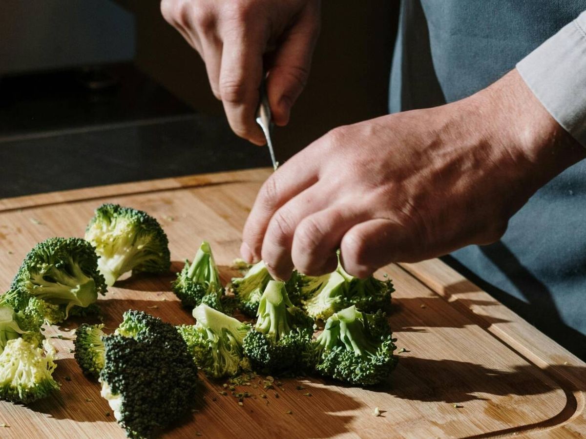 Foto: El brócoli también se puede comer en ensalada. (Pexels/Cottonbro)