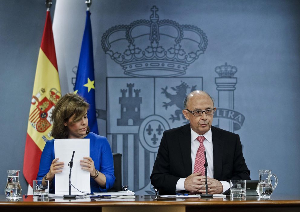 Foto: La vicepresidenta del Gobierno, Soraya Sáenz de Santamaría, y el ministro de Hacienda y Administraciones Públicas, Cristóbal Montoro. (EFE)