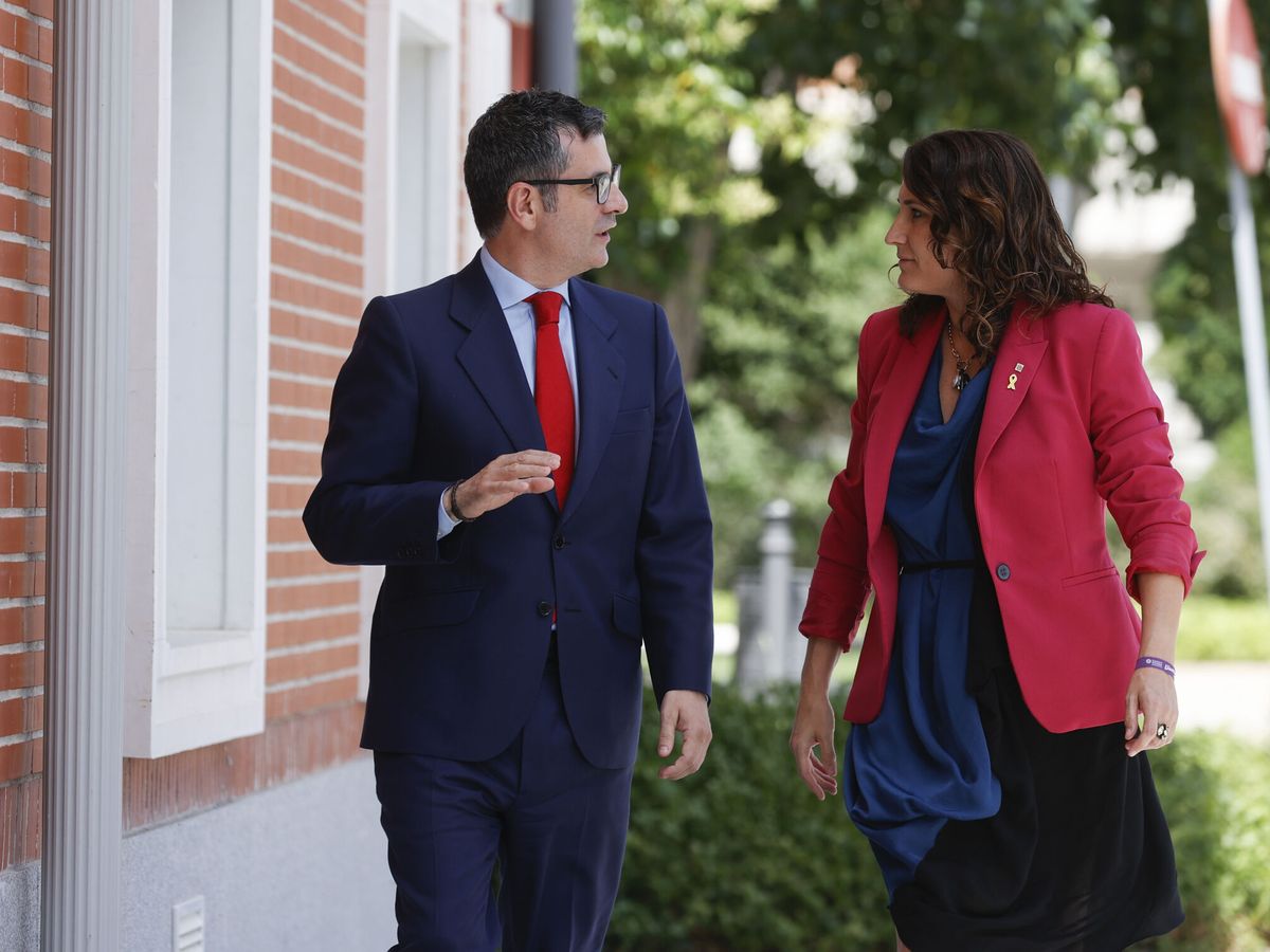 Foto: El ministro de la Presidencia, Félix Bolaños (i), recibe a la 'consellera' de la Presidencia de la Generalitat, Laura Vilagrà (d), antes de su reunión este miércoles en el Palacio de la Moncloa en Madrid. (EFE/Javier Lizón)