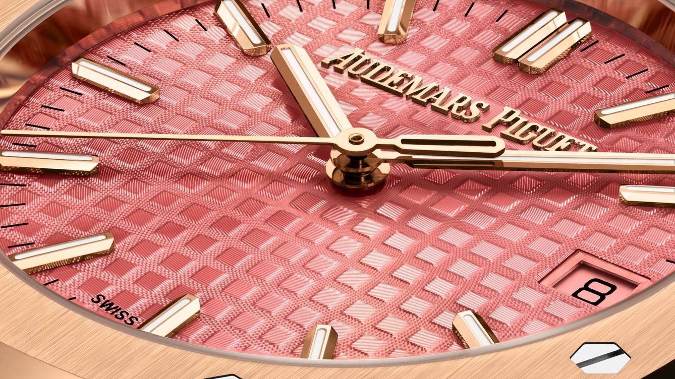Foto: En oro rosa de 18 quilates, este reloj de 34 mm se adorna con una esfera Grande Tapisserie rosa de apariencia refinada y glamurosa. (Cortesía)