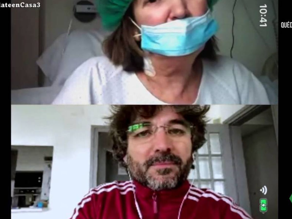 Foto: Jordi Évole escuchando a una paciente con coronavirus. (La Sexta).