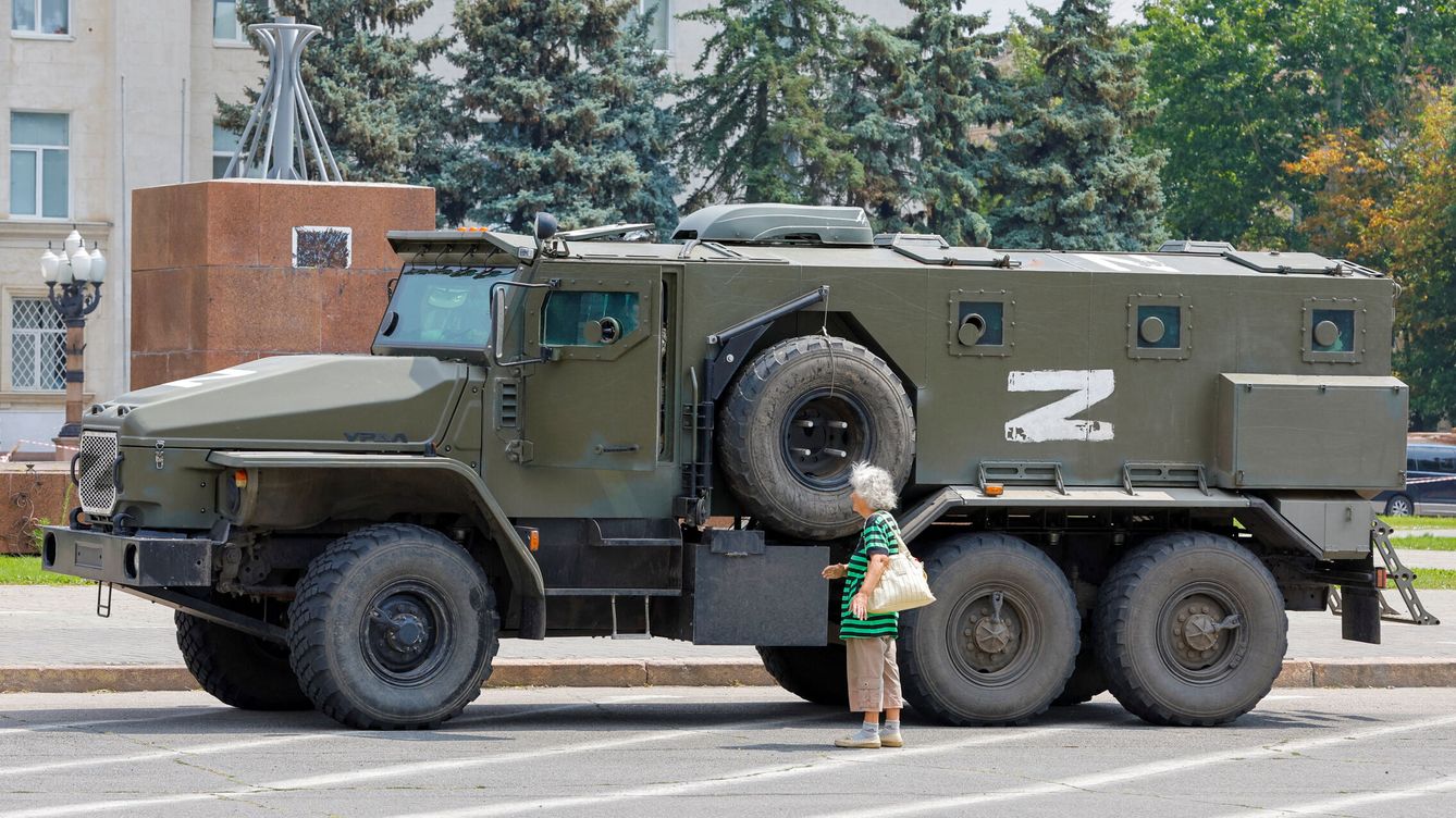 Foto: Un camión blindado de las tropas prorrusas en la ciudad de Jersón (Ucrania), controlada por Rusia. (Reuters/ Alexander Ermochenko)
