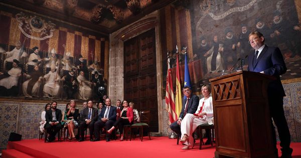 Foto: Ximo Puig, en el Palau de la Generalitat, con su Gobierno en el Día de la Comunidad Valenciana. (GVA)