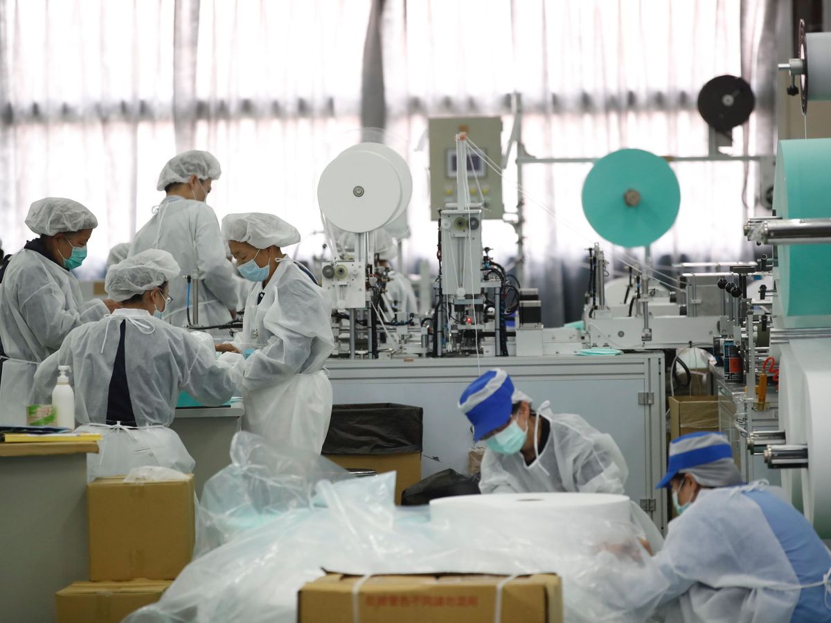 Foto: Una fábrica de mascarillas en Taiwán. (EFE)
