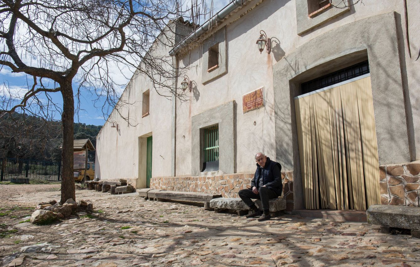 Felipe Ferreiro pasa las mañanas soleadas en la puerta de su venta, junto al Camino Real. (D.B.)