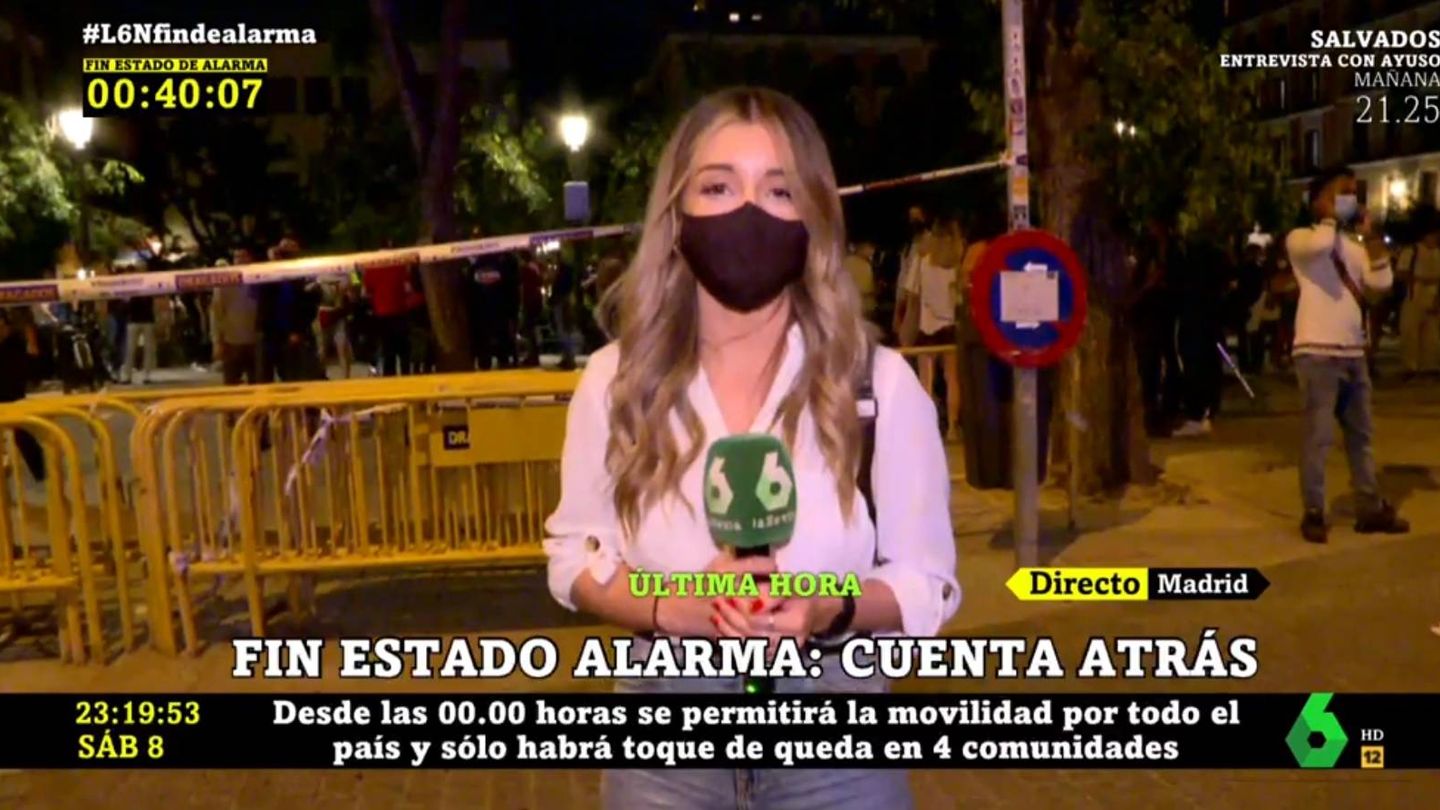Una reportera de 'La Sexta noche', en la Plaza del Dos de Mayo. (Atresmedia).