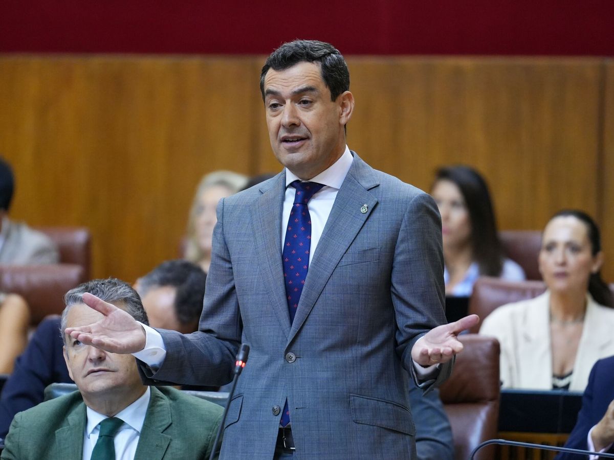 Foto: Juanma Moreno, durante un Pleno en el Parlamento de Andalucía. (Europa Press / Francisco J. Olmo)