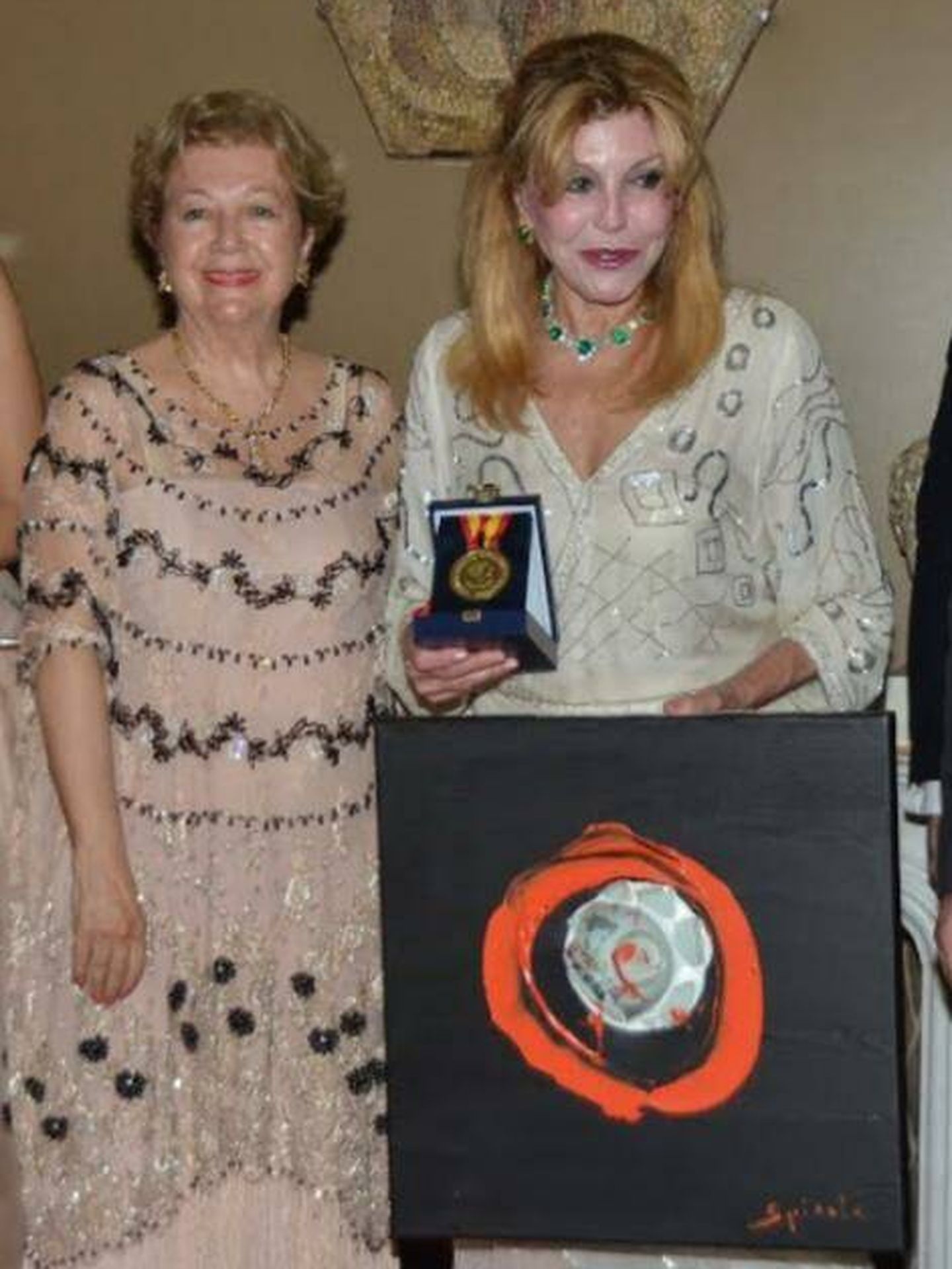 Mayte Spínola, con Carmen Cervera recibiendo la Medalla de Oro Mayte Spínola en filantropía. (Cortesía)