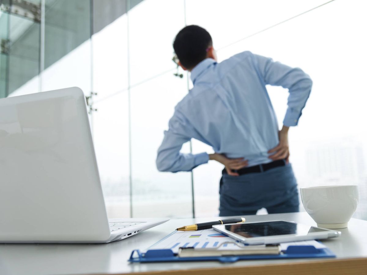 Foto: Un sencillo estiramiento puede evitar la mayoría de dolores de espalda. (iStock)