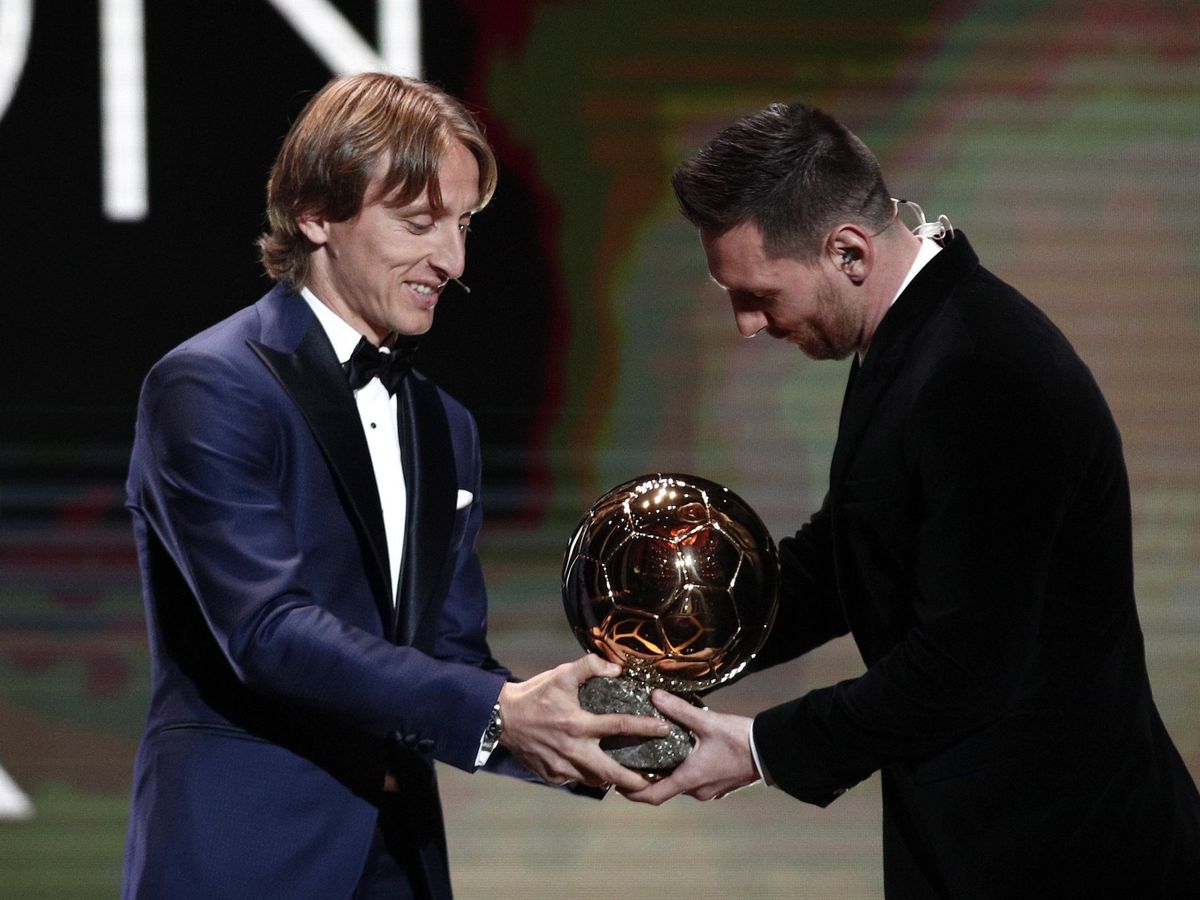 Foto: Luka Modric entrega el Balón de Oro a Leo Messi. (EFE)