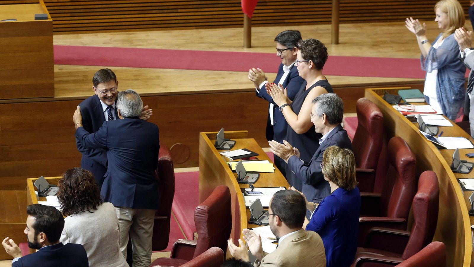 Foto: El candidato a la presidencia de la Generalitat, Ximo Puig (i), es aplaudido por sus compañeros en la bancada socialista. (EFE)