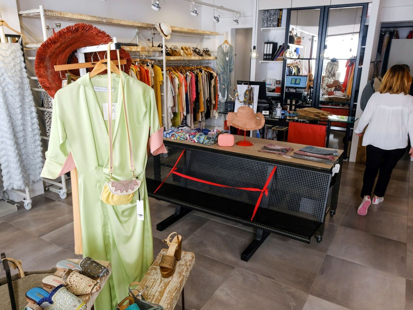 Una mujer abre su tienda de ropa en Formentera, este lunes. (EFE)