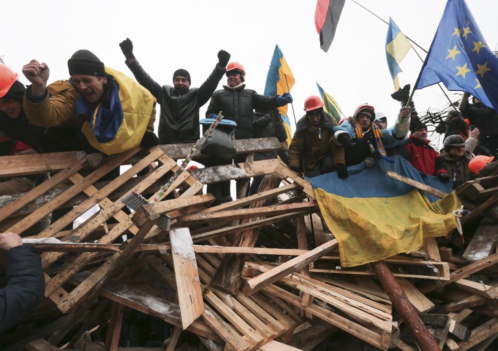 Foto: Manifestantes a favor del acuerdo con la UE en sus barricadas de la Plaza de la Independencia de Kiev (Reuters).
