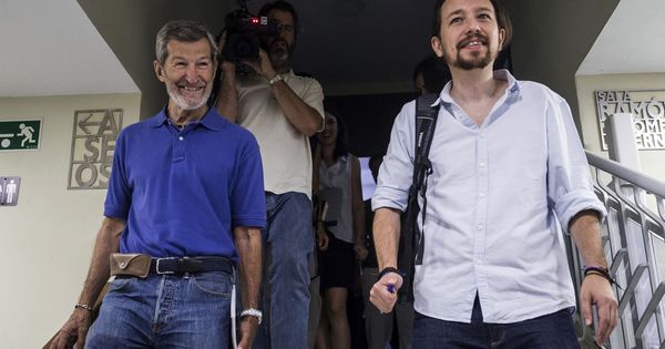 Foto: El líder de Podemos, Pablo Iglesias (d), y Julio Rodríguez (i), a su llegada a una reunión del Consejo Ciudadano. (EFE)