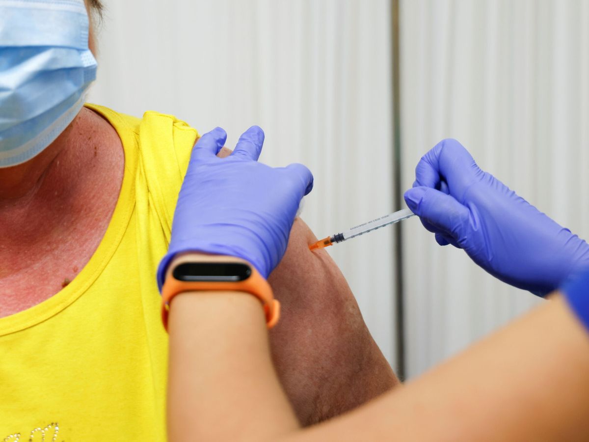 Foto: Comienza la campaña de vacunación de la gripe que coincide con la del coronavirus. (Reuters)