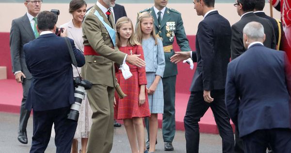Foto:  El rey Felipe, junto sus hijas, la princesa Leonor y la infanta Sofía, se dispone a saludar al presidente del Gobierno, Pedro Sánchez. (EFE)