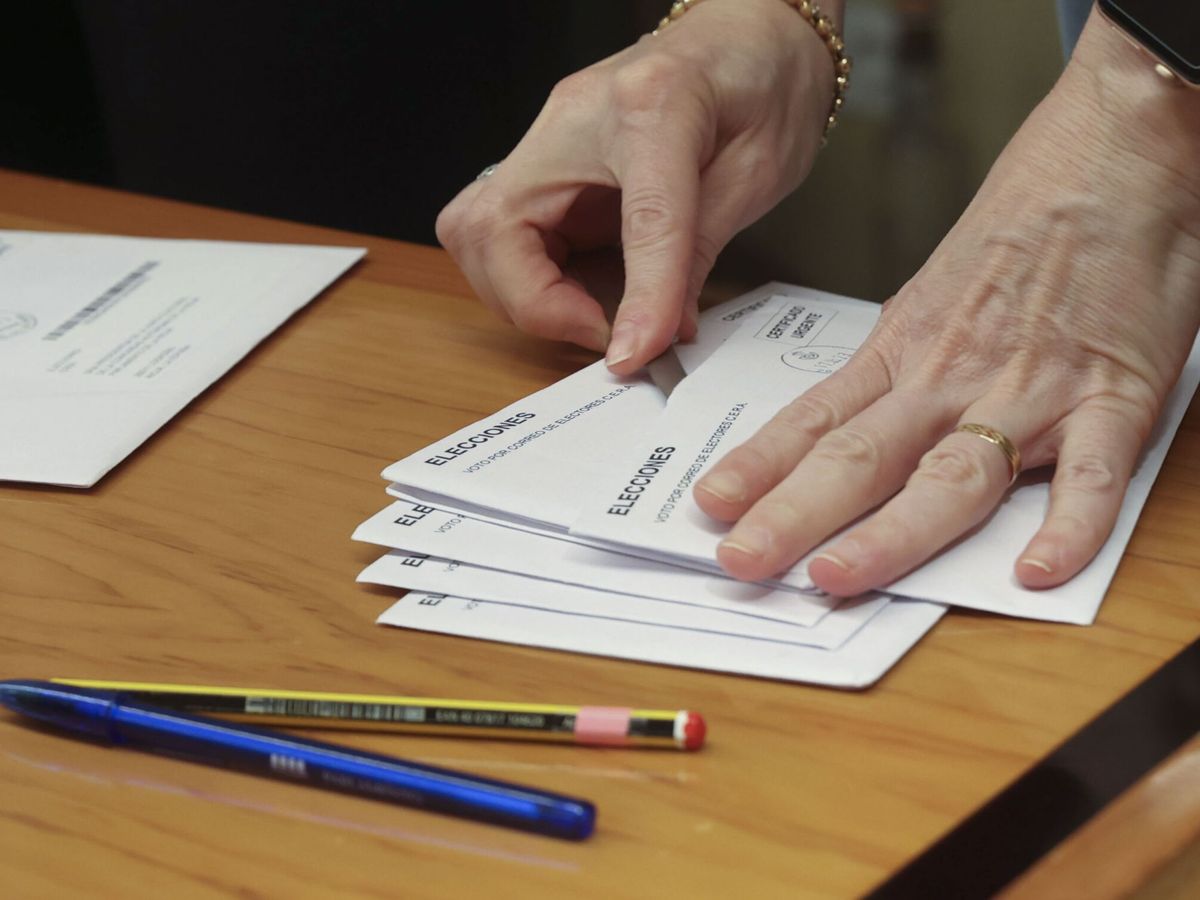 Foto: Recuento de votos en la Junta Electoral de La Rioja. (EFE/Raquel Manzanares)