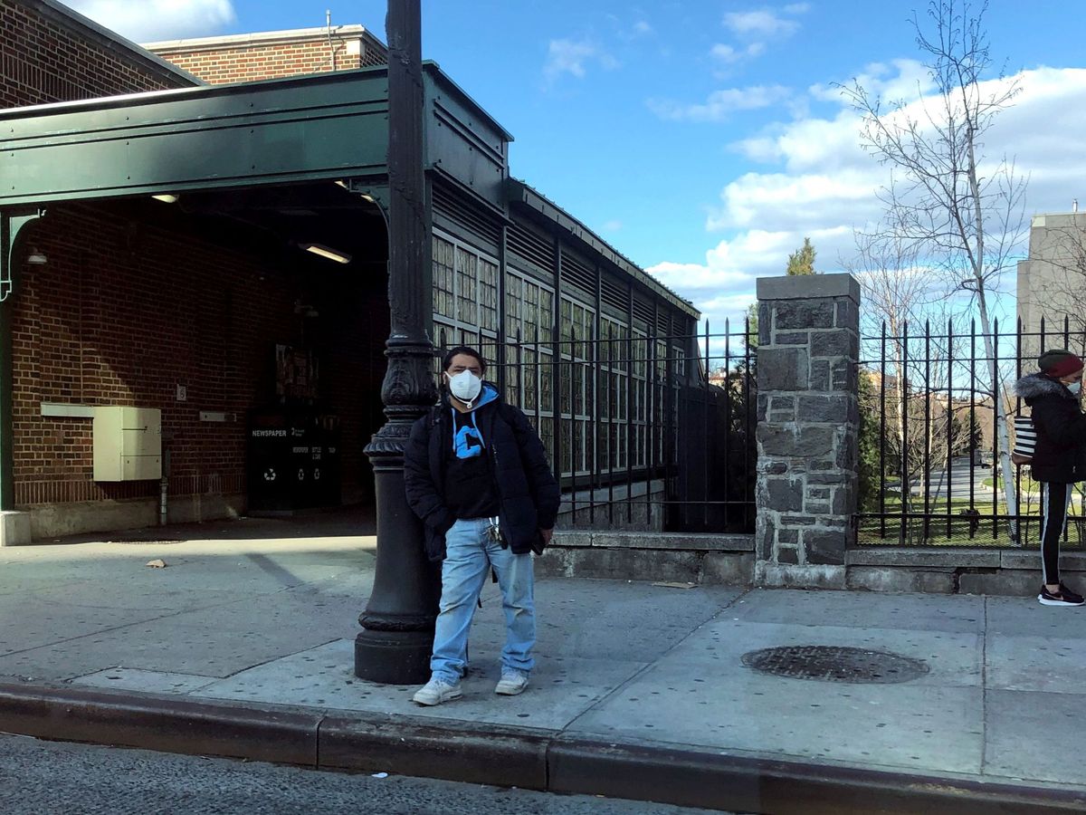 Foto: Varias personas con mascarillas en El Bronx, en Nueva York. (EFE)