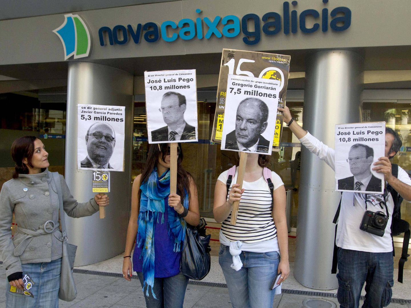 Protesta ante la sede de NovaCaixaGalicia en Vigo en 2011. (EFE)