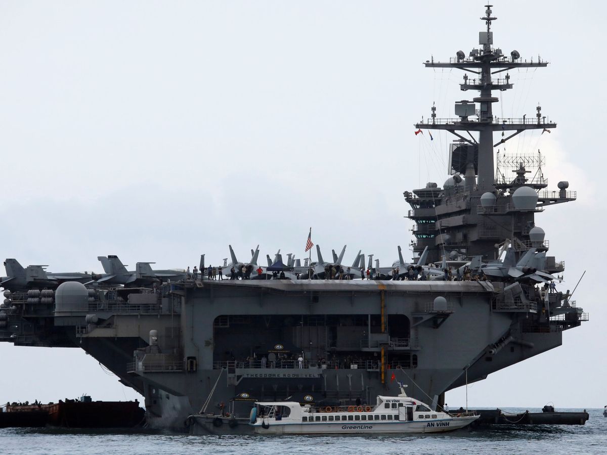 Foto: El USS Theodore Roosevelt, junto al puerto de Da Nang, Vietnam, el 5 de marzo (Reuters)