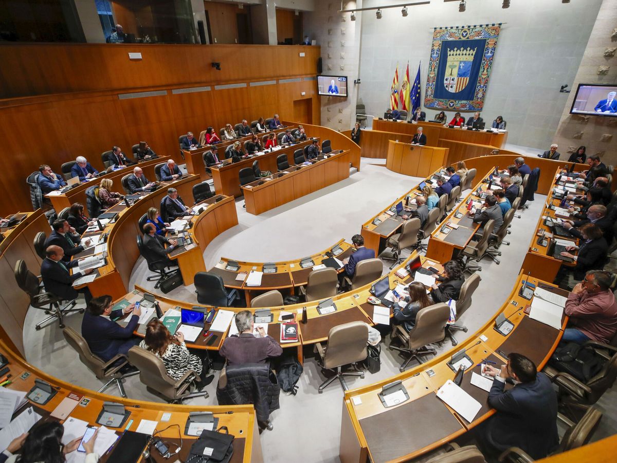 Foto: Un pleno de las Cortes de Aragón, donde se ha reprobado a Sánchez por sus palabras. (EFE/Javier Cebollada)