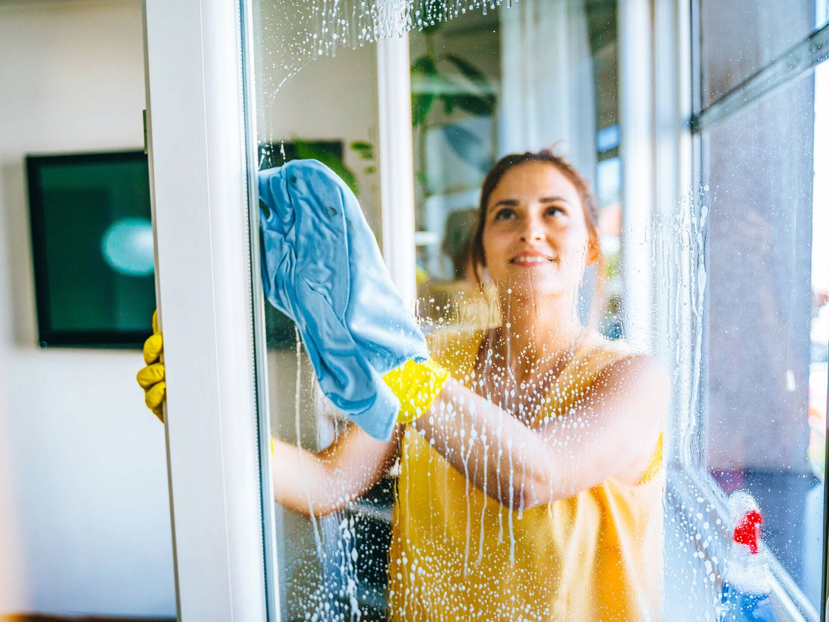 El truco casero para limpiar los cristales de casa y queden