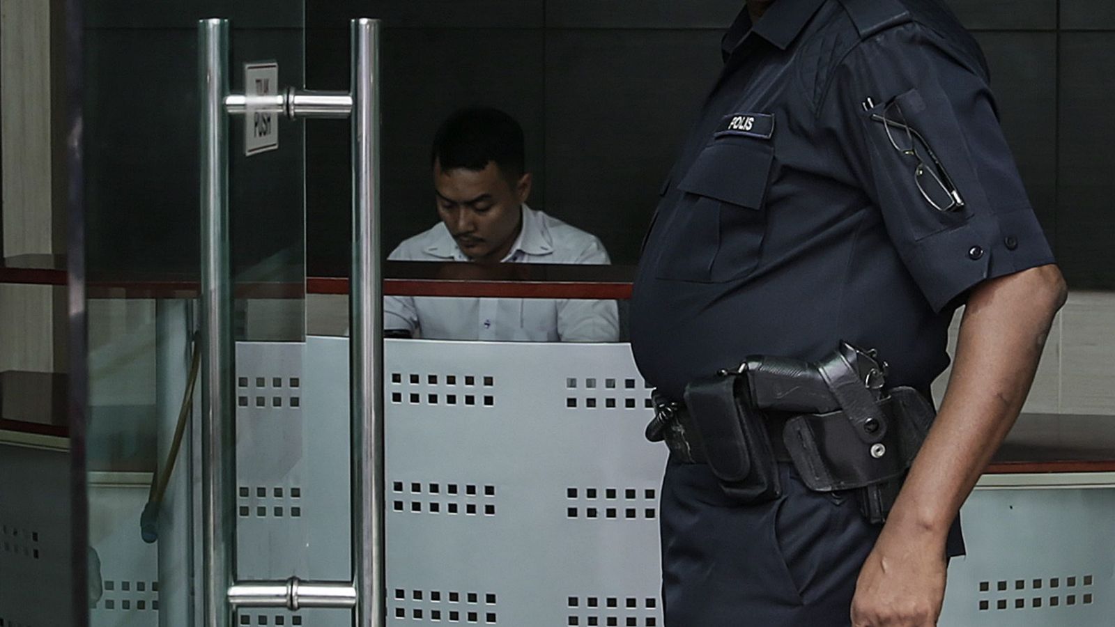 Foto: Un policía malasio con sobrepeso (EFE)