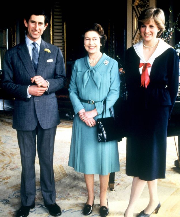 Foto: La reina Isabel II, con Carlos y Diana de Gales. (Cordon Press)