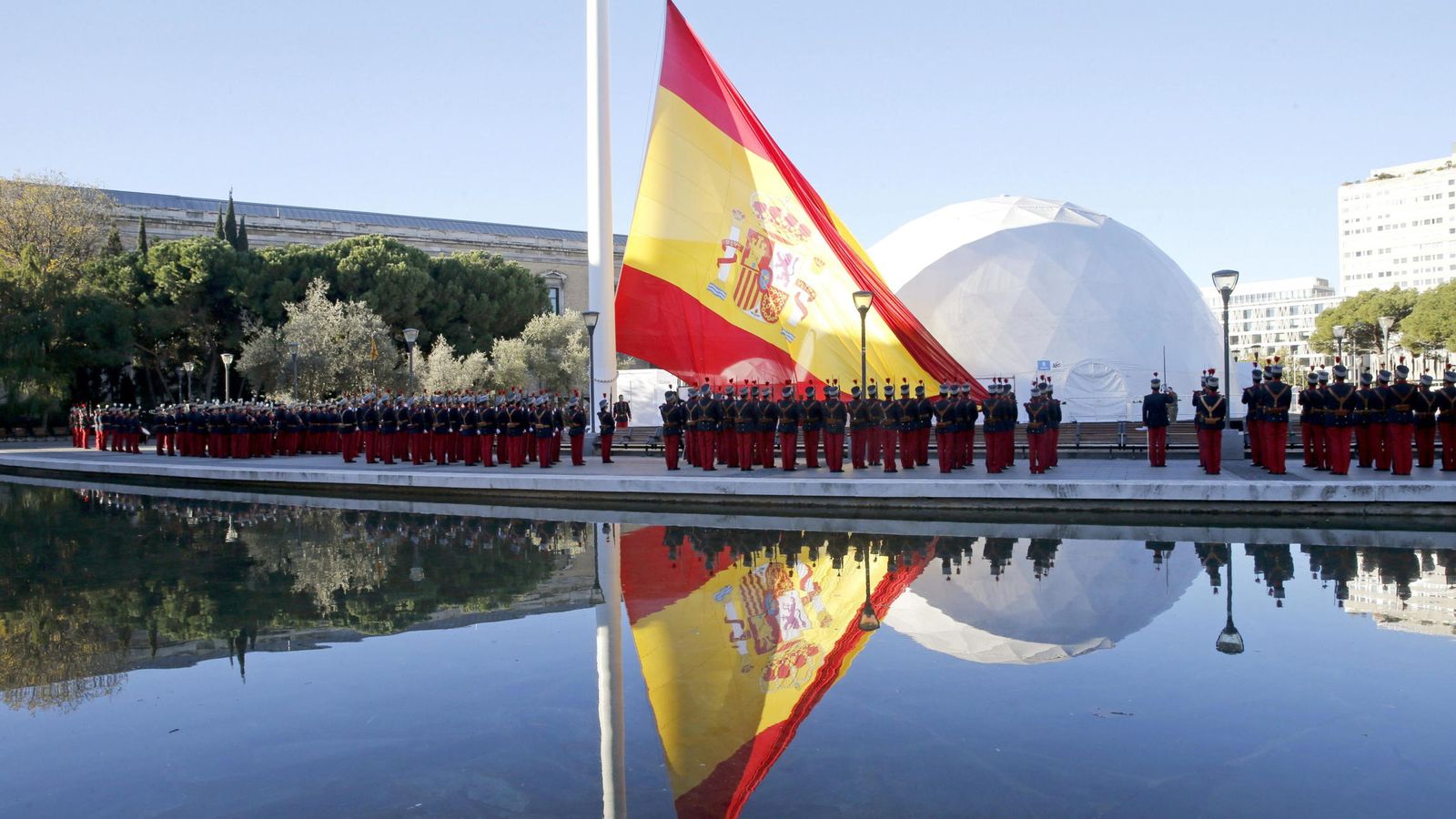 Foto: Acto solemne de izado de la bandera nacional presidido por los presidentes del Congreso y del Senado, en Madrid. (EFE/Juanjo Martín)