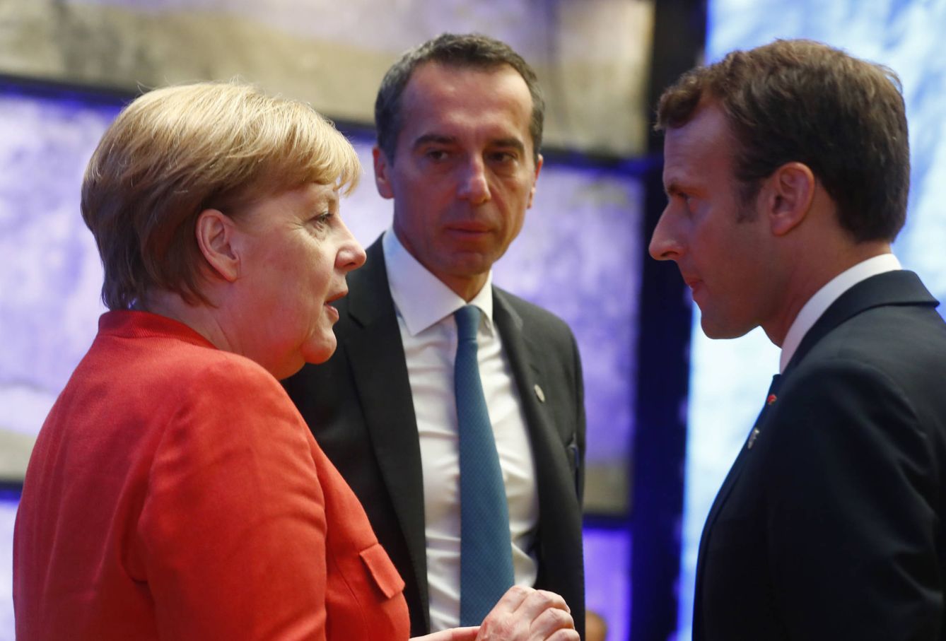 Merkel habla con el canciller austriaco Christian Kern y el presidente francés Emmanuel Macron durante la cumbre de Tallin. (Reuters)