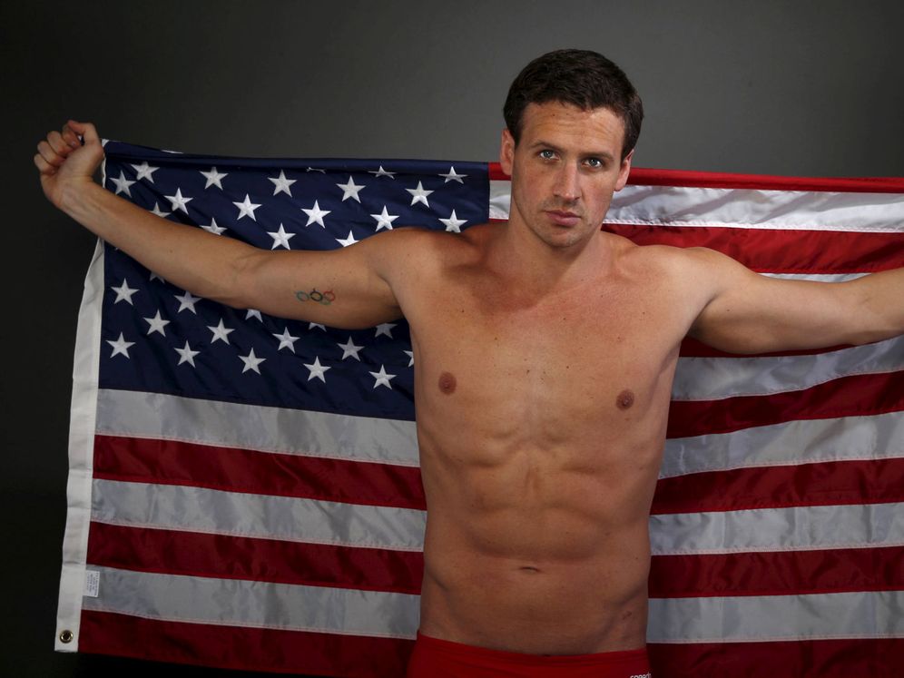 Foto: Ryan Lochte posa con la bandera estadounidense para el Comité Olímpico antes de los Juegos de Río en 2016. (Reuters)