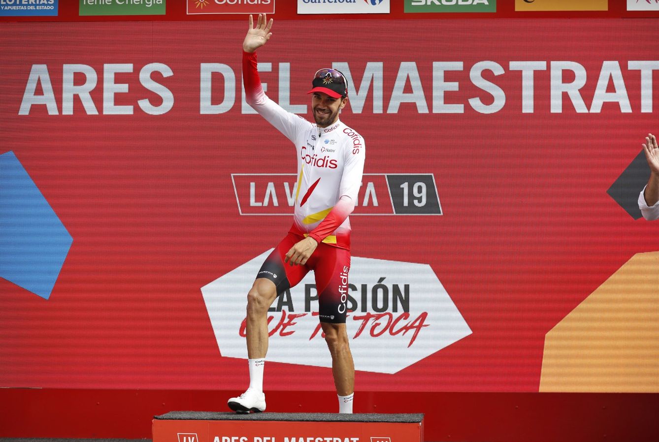 Jesús Herrada, en el podio como vencedor de la sexta etapa de La Vuelta. (EFE)
