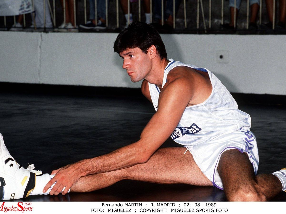 Foto: Fernando Martín estira antes de un partido de la temporada 1989-1990. (Cordon Press)
