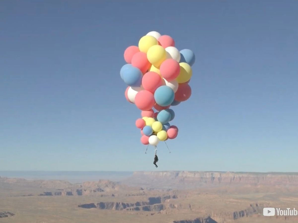 Foto: David Blaine logró volar a más de 7.500 metros de altitud sostenido por globos de helio (Reuters)