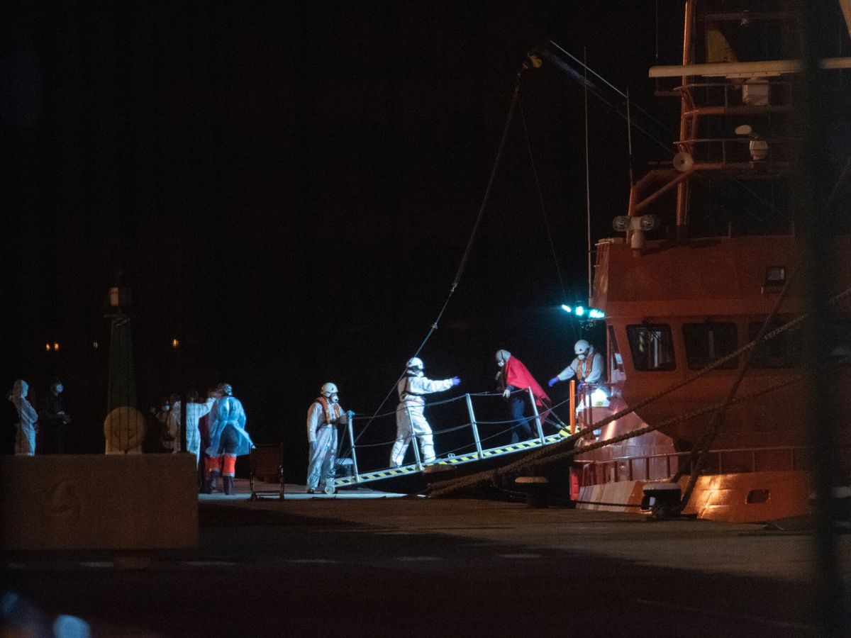 Foto: Llegan de madrugada migrantes a las costas canarias. (EFE)