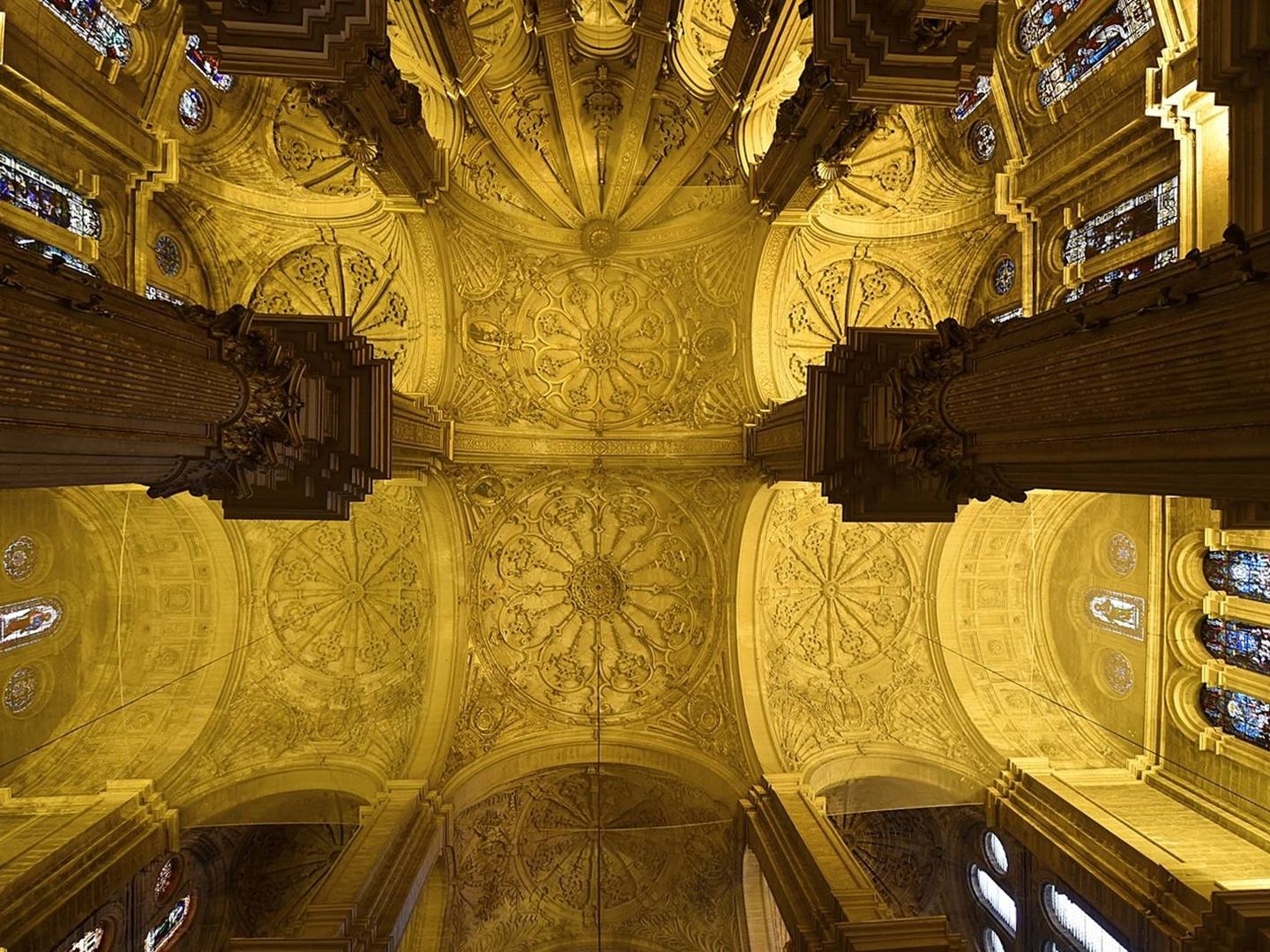 Detalle de la bóveda y la malla protectora de la catedral de Málaga (Toñi Guerrero).
