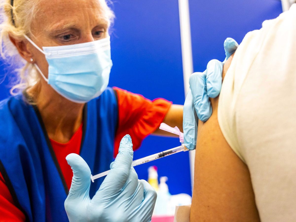 Foto: Una empleada de GGD Haaglanden vacuna a un paciente contra la viruela del mono. (EFE/Lex Van Lieshout)