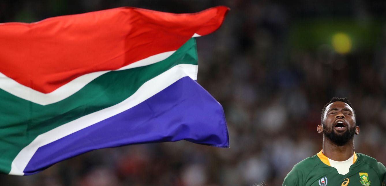 Siya, la bandera y el himno sudafricano. (Reuters)