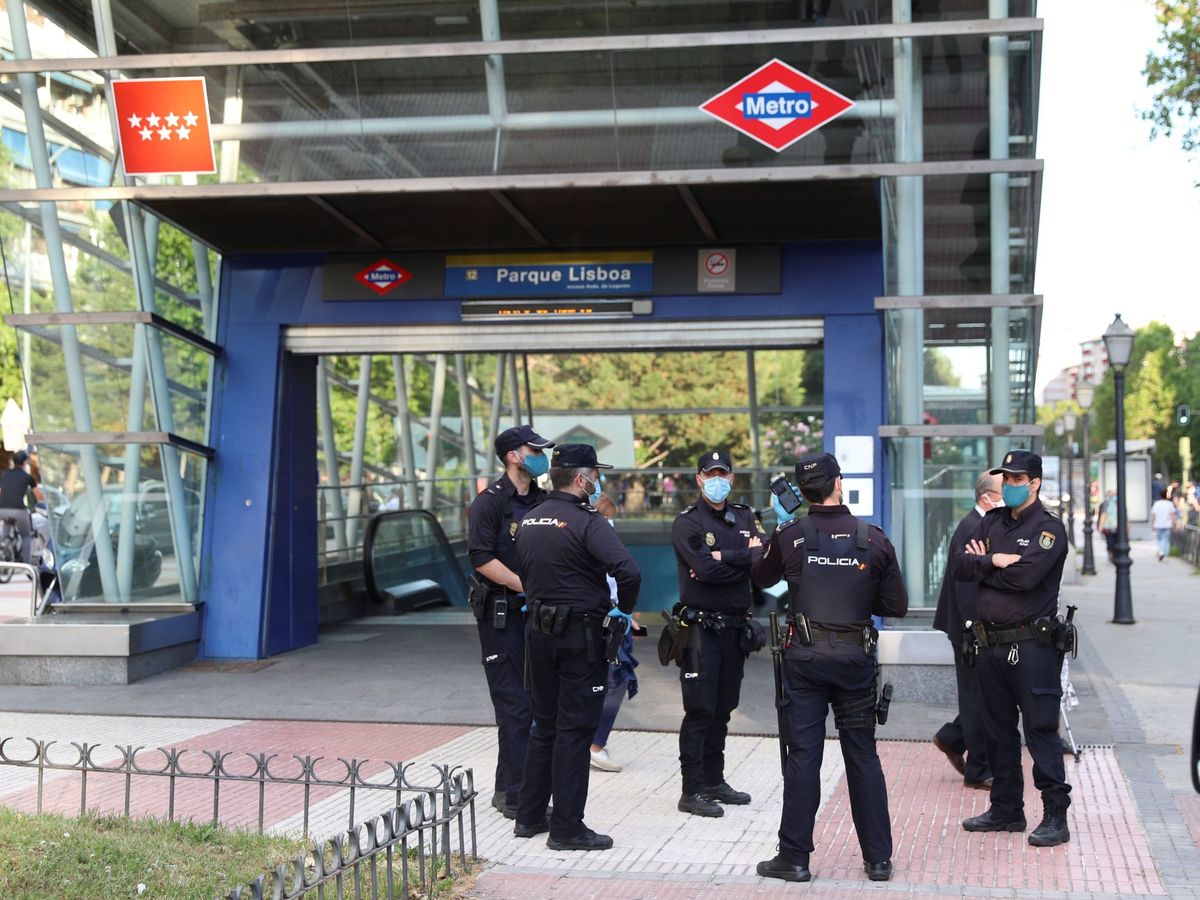 Foto: - Miembros de la Policía Nacional patrullan este los alrededores de una parada de metro. (Efe)